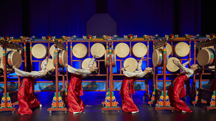 역동적인 춤사위, 웅장한 북소리로 전하는 전통춤