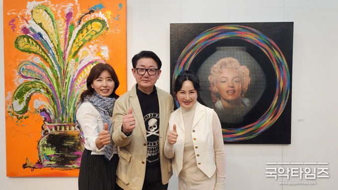 1. 사진설명 - 왼쪽부터 최성희 작가, 김중식 화백, 김예진 디자이너