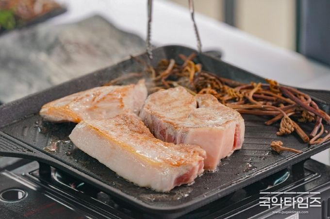 한국 전통 한식 유명 요리사 권영명-삼겹살