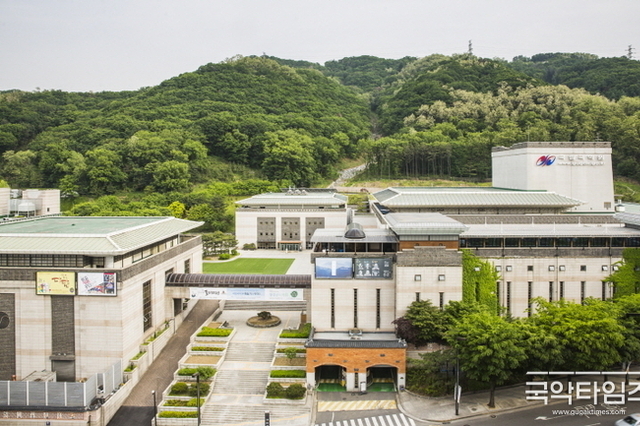 <span style="color: red;">[단독취재] </span> 1년 4개월만의 공모... 누구나 인정할 수 있는 공정하고, 객관적인 절차를 거쳐 선임된 국악원장 기대