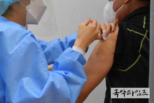 코로나19 예방접종 70%완료