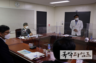 강성국 법무부 차관이 치료감호심의위원회를 진행하고 있다.