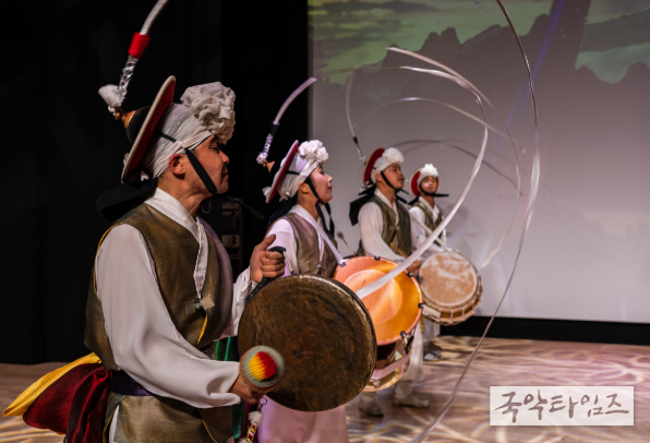 “국악으로 물드는 가을, 흥겨운 국악공연 즐겨요”