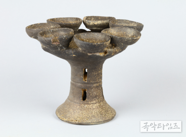 .함안말이산25호분출토굽다리등잔