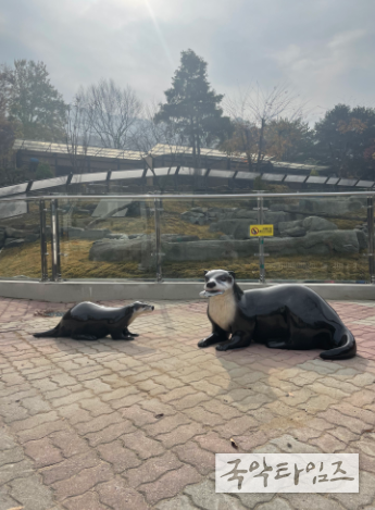 청주동물원, 수달·기린 조형물 설치 완료