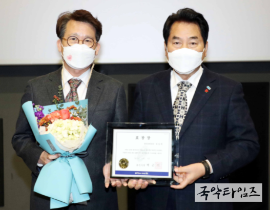 용인문화재단 임직원의 우수 자원봉사활동을 인정받아 용인수지장애인복지관 감사행사에서 용인시장상을 수상했다.