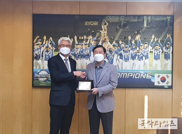 국군체육부대장, KBO 정지택 총재에 감사패 전달