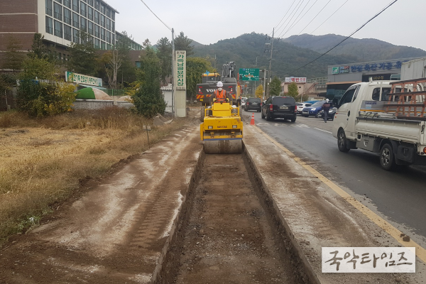화순군이 2023년까지 1112억 원을 투입해 하수도 사업을 적극 추진한다. 사진은 도곡지구 하수관로 정비사업 관로매설 후 토공작업 하는 모습