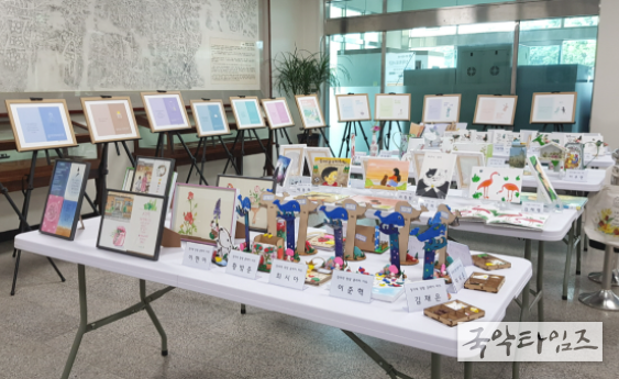 시립도서관 본관 1층 로비 ‘2021년 제2기 독서·문화 프로그램 수강생 작품 전시회’ 현장 모습