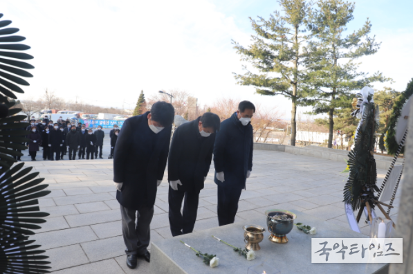 평택시의회, 새해 현충탑 참배