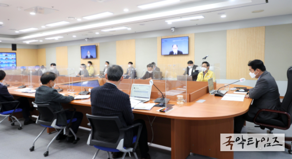 백군기 용인시장이 시정전략회의를 주재하고 있는 모습