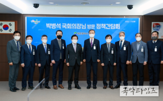 대전 서구(구청장 장종태)는 지난 10일 구청 장태산실에서 박병석 국회의장과 정책간담회를 개최하여 지역 주요 현안에 대해 논의했다.