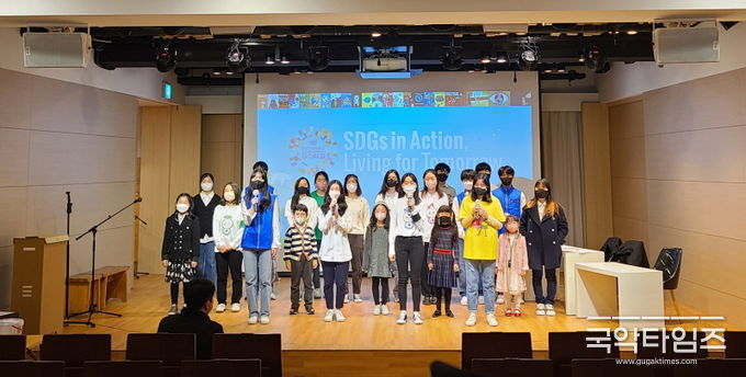SALT국제학교 서민지(만 16세), 송민주(만 14세), 김예원(만 17세), 박신원(만 18세), 손예빈(만 14세)과 30여 명의 학생 단체 사진