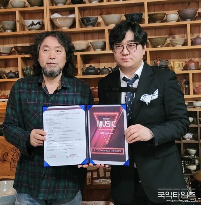 사진설명= 박수복 화백(왼쪽), 우주뮤직(최수우 대표, 오른쪽)