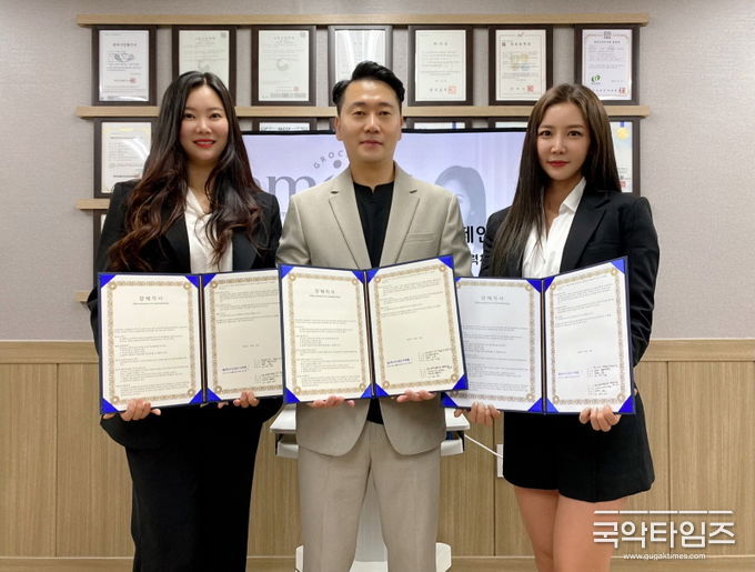 3자 MOU(좌측 수지스링크 이세희대표, 중앙 위아유 김윤성 대표, 우측 슬래머 정수란 웰니스 캠페이너)사진제공 (주)아이아이아이아이