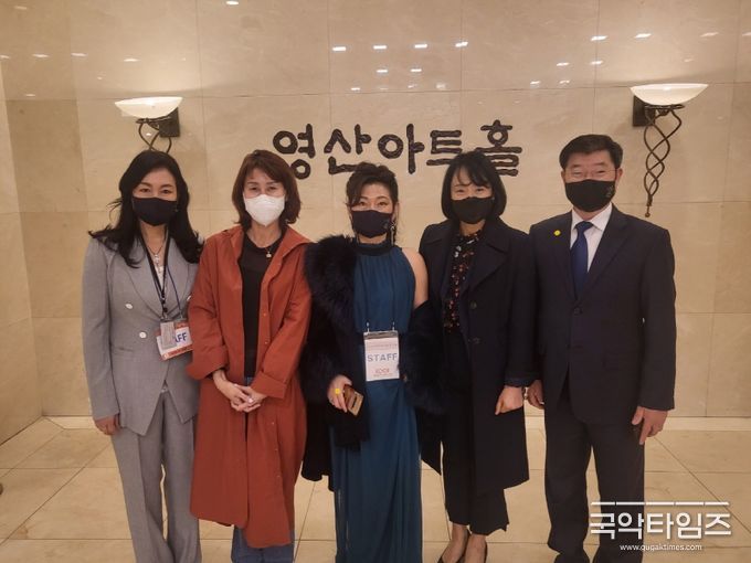 우부터 박형록(서울평양올림픽서포터즈 사무총장), 이진(신세기유학원 원장), 임실비아(사단법인국제문화개발연구원 이사장 겸 서울심포니오케스트라 단장), 심진영(인셀덤 파워매니저 겸 국제엔젤봉사단 모델분과 단장), 하순원 피아니스트(총신대학교 교수)