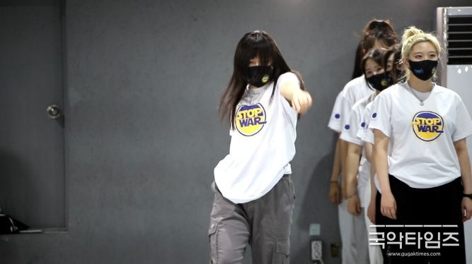 이상길 교수가 이끄는 LJ댄스아카데미 팀이 'STOP WAR' 퍼포먼스를 선보였다.