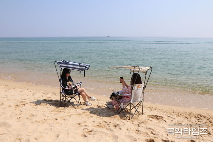해변에서 힐링중..