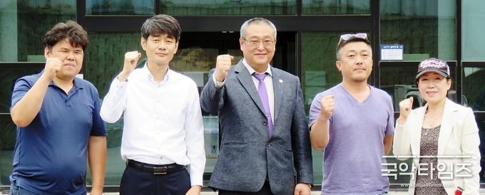 노용재 NCOA 한국지부장, 아라크네 마스크(거미줄) 전달