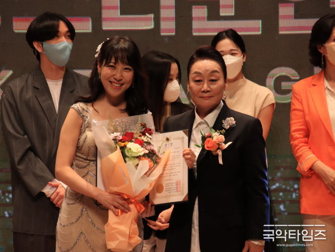 부산예술대학교 교수이자 소프라노 진윤희 (왼쪽), ㈜브라가 정임행 회장 (오른쪽)