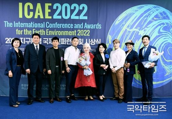 유향가인 유성자 대표(오른쪽에서 네 번째)와 인터내셔녈 리더 어워드 수상자 단체사진