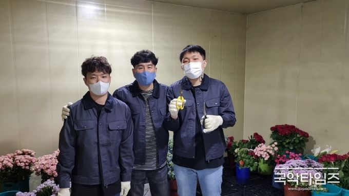㈜우리일터 이익재 대표(가운데)가 꽃배달 사업부 직원과 교육을 받으며 기념사진을 찍고 있다.