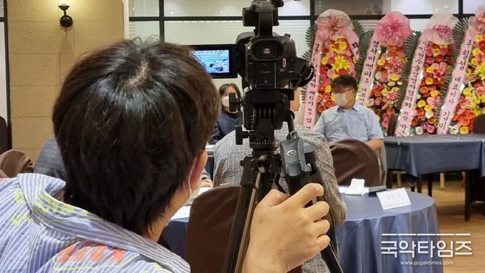 ) ㈜우리일터 미디어사업부 직원이 행사장에서 영상을 촬영하고 있다.