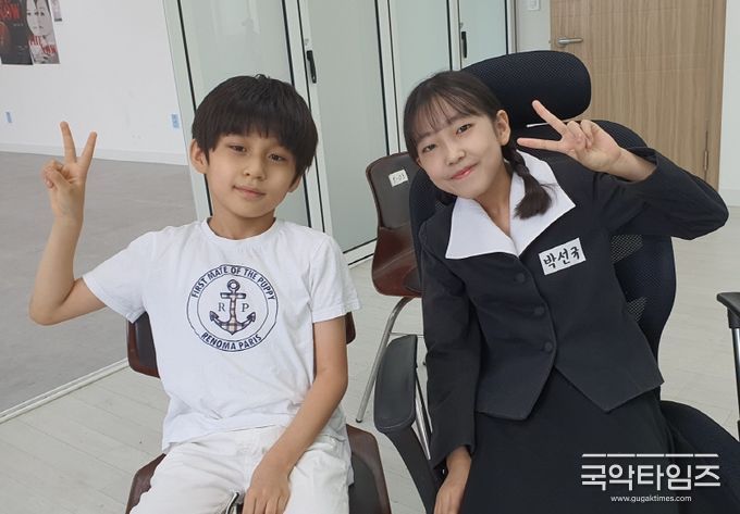 좌부터 어린함효종 황희(본명 황지섭),여중생 선규역 이예인 촬영 후 기념촬영