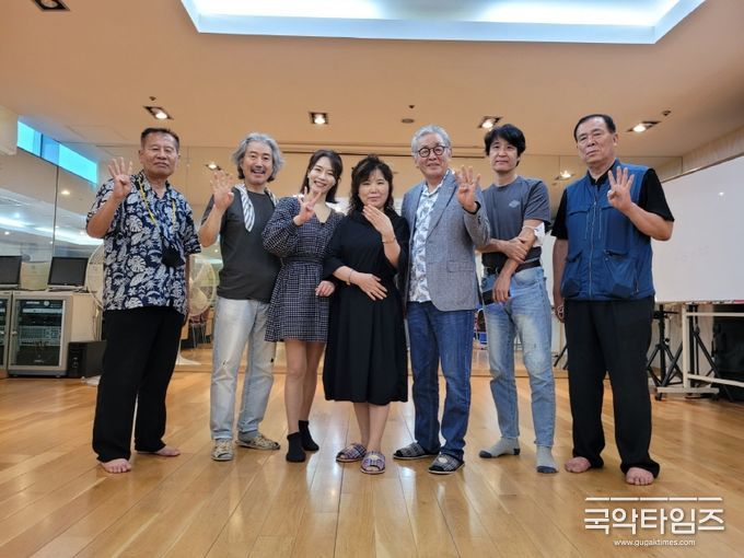좌부터 신태영 연출,이계영 연기지도,이은정 배우,서진 배우,함효종 배우,김동인 배우,정송촬영감독,극중 연기연습 장면 촬영 후 기념촬영