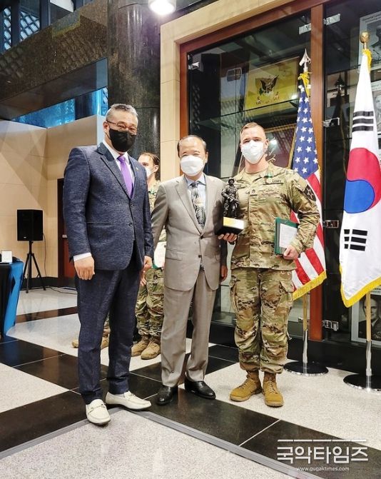 (좌) NCOA 한국지부장 노용재, (전)병무청장 김길부 중장(가운데), 1등 수상자