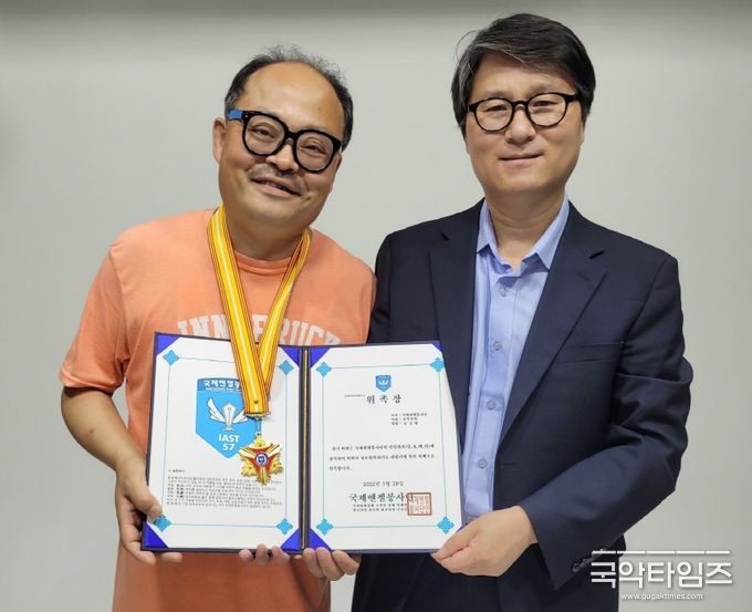 신승환 배우에게 국제엔젤봉사단 김은정 공동대표가 사무처장으로 위촉장 수여