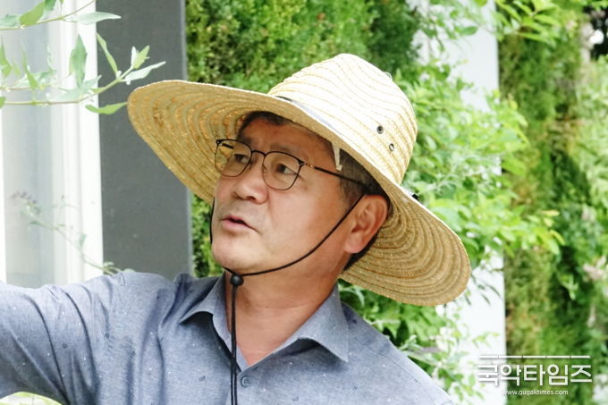 수직정원 설치로 실내 기온 저감과 열섬현상과의 관계에 대해 설명하고 있는 박공영 대표