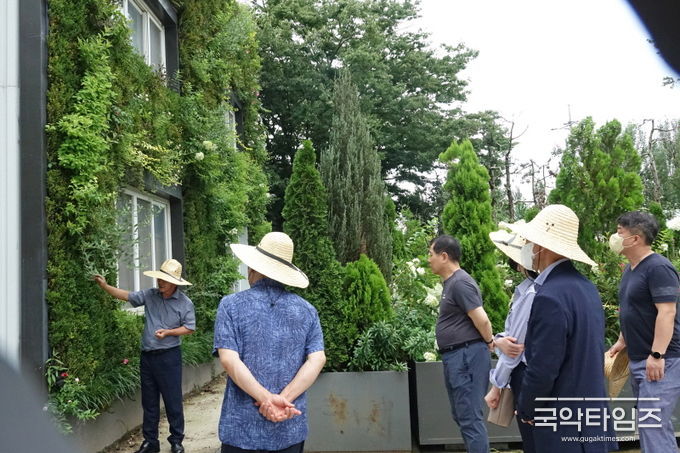 박공영 대표가 이천 모가면 농원 방문객들에게 수직정원의 열섬현상 완화 등 대기 기후 환경 문제 해결 방안에 대해 설명하고 있다.