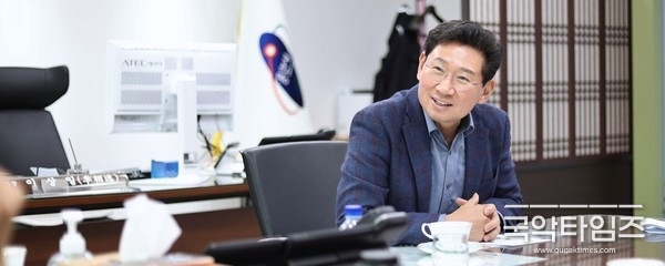지난달 26일 경기기자협회와 이상일 시장이 인터뷰를 진행했다. 현재 사용하고 있는 책상은 평소 이 시장이 사용하던 것이다.(사진=심석진 기자)