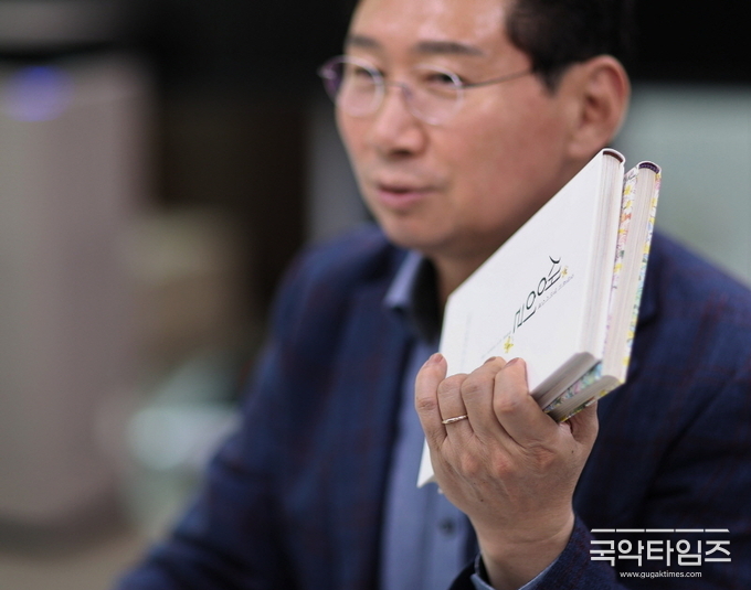 평소 독서광인 이상일 시장이 장영희 교수의 '선물'과 '축복'을 내보이며, 감명받은 책이라고 설명하고 있다.(사진=심석진 기자)