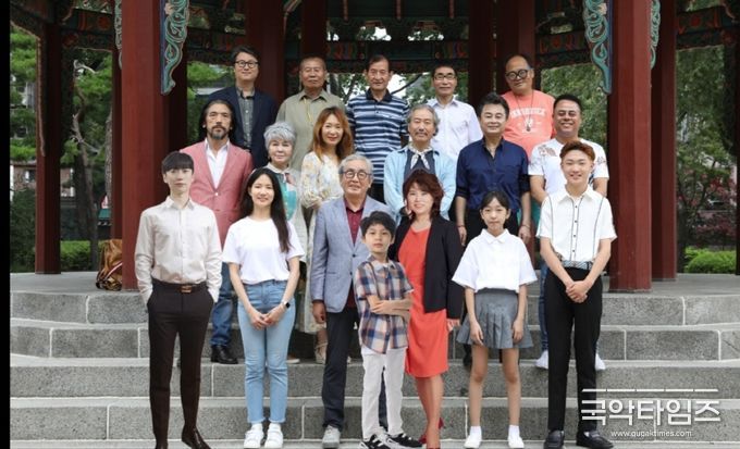 다섯계절 출연진 및 스텝 기념촬영