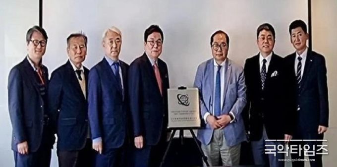 현판식 행사 후 기념촬영