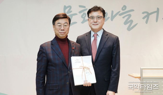 신상진 성남시장이 지난 16일 판교종합사회복지관에서 열린 ‘사람을 살리는 나무들을 위한 송년 행사’에서 ‘디지털 돌봄’을 프로젝트를 준비한 가천대학교(총장 이길여) 김영주 교수팀에게 감사패 전달 후 '디지털돌봄 프로젝트 원고를 전달 받았다.