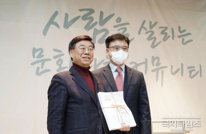 지난해 신상진 시장이 지난해 12월 16일 판교종합사회복지관에서 봉사자를 치하하는 송년의 밤 행사에서 가천대 김영주 교수의 건강한 도시 만들기 프로젝트를 보고 받고 집필한 책 감수를 약속했다.(사진=가천대 제공)