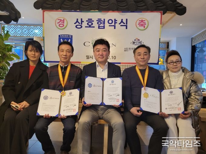 좌부터 황미라 국제엔젤봉사단 모델분과단장,이종희 사단법인 한국힙합문화협회 부회장, 강태우 국제엔젤봉사단 상임대표,김헌준 영화사 씨네젠 대표,장보경 국제엔젤봉사단 조직위원장