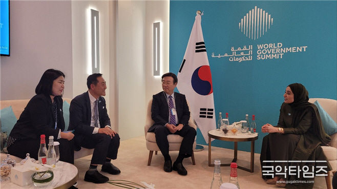 한-UAE 대표단 환담(오른쪽부터 Ohood Bint Khalfan Al Roumi UAE 미래•개발부 장관, 김종석 규제개혁위원회 위원장, 강요식 서울디지털재단 이사장)