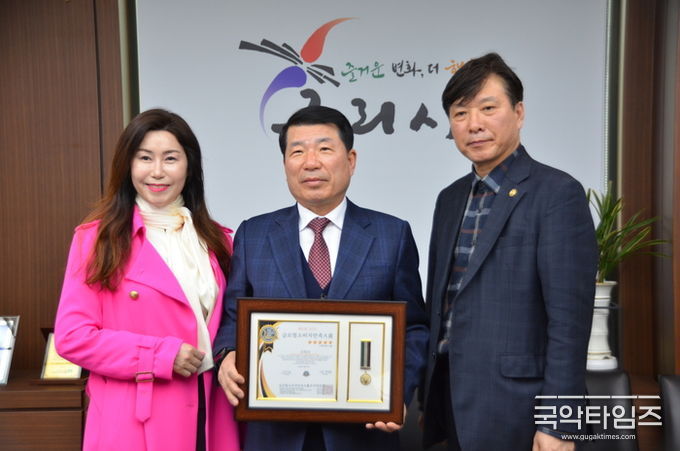 좌) (사)액티브퀸모델협회 강현채 회장 백경현 구리시장 (재)국제언론인클럽 김재수 이사장