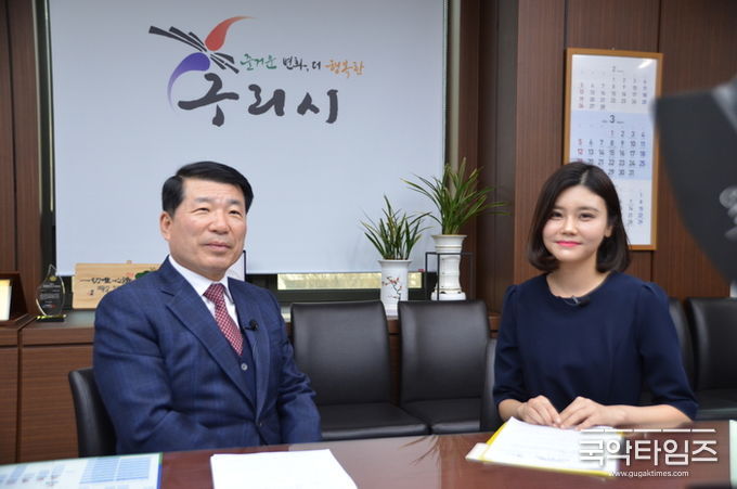 좌) 백경현 구리시장 국제언론인클럽 노미경 아나운서 인터뷰사진