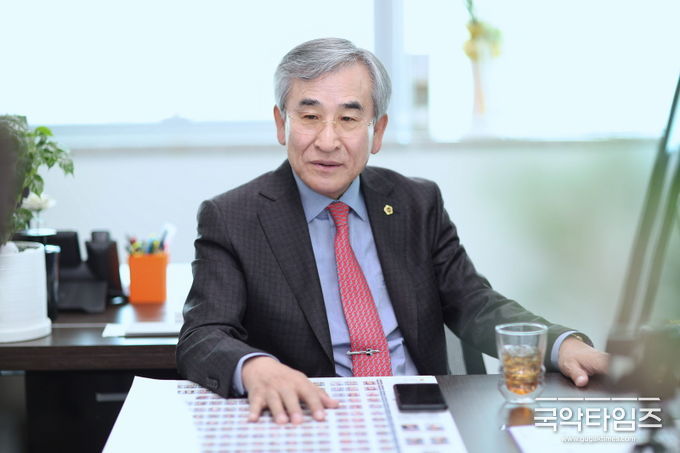 김시용 의원이 인터뷰중 질의를 받고있다.