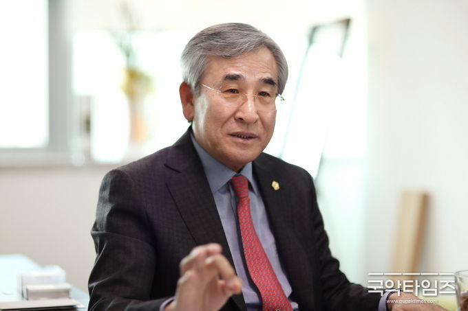 김시용 의원이 도의회 국민의힘의 당내 분열을 우려하며 화합의 정치,양보의 정치를 해야함을 강조하고 있다.