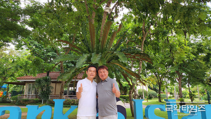 유기택회장(왼쪽)과 이달휴대표(오른쪽) /분양7번가 이미지제공