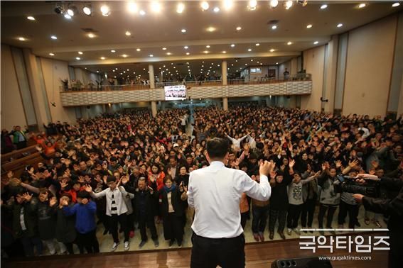 한국에서 집회를 인도하던 원준상선교사 사진