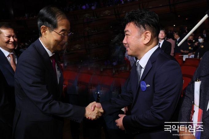 세종문화회관 대극장에서 제4355주년 개천절 공식행사 전 초청인사들과 인사하는 장면,(한덕수 국무총리와 강태우 국제엔젤봉사단 상임대표)