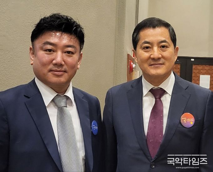 개천절 경축식에 참석한 박대출 국회의원(국민의힘 경남 진주시 갑)과 강태우 상임대표(국제엔젤봉사단)와의 기념촬영