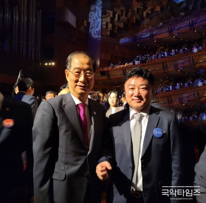 행사 후 한덕수 국무총리와 강태우 상임대표(국제엔젤봉사단)기념촬영